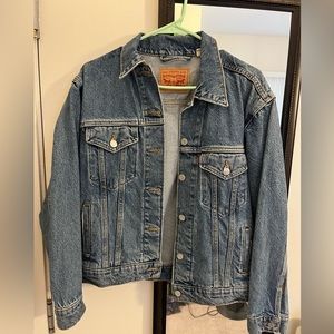 Levi’s denim jacket size M